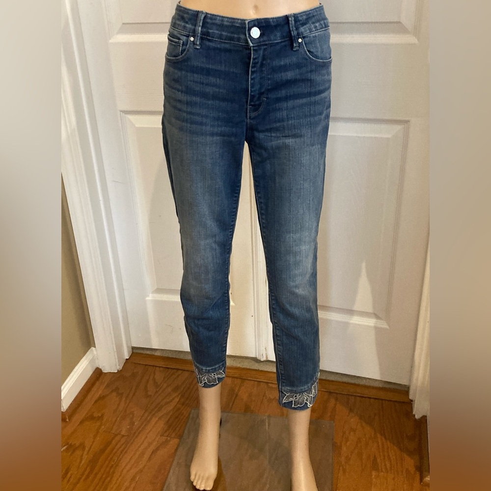 White House Black Market “The Skinny Crop” Embroidered Cuff Jean. Size 6